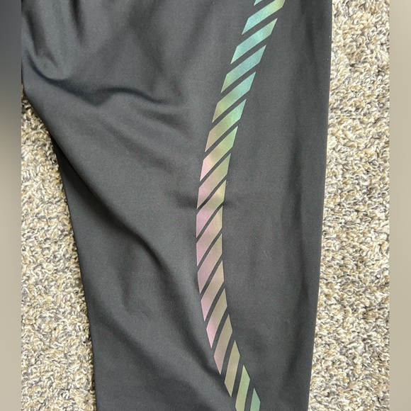 Athleta Women’s Black 7/8 NWOT Leggings w/reflective design size medium - Picture 5 of 9